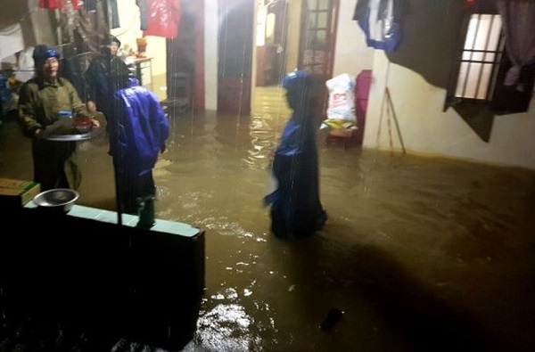 Nghệ An: Mưa như trút, nhiều địa phương ngập sâu trong biển nước - Ảnh 4