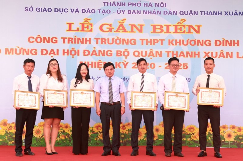 Quận Thanh Xuân: Gắn biển công trình Trường THPT Khương Đình chào mừng Đại hội Đảng bộ quận - Ảnh 3