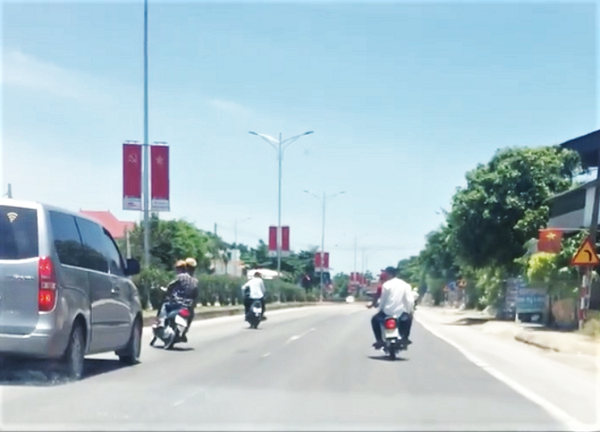 Nghệ An: Triệu tập nhóm đối tượng điều khiển xe máy lạng lách trên quốc lộ 1A - Ảnh 1