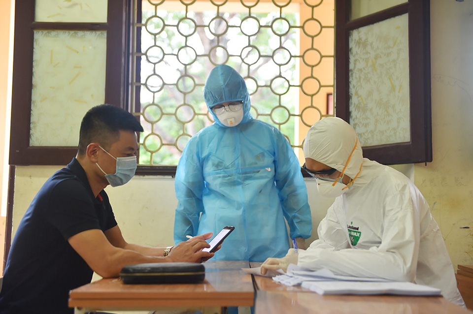 Cận cảnh quy trình lấy mẫu xét nghiệm PCR người từ Đà Nẵng về - Ảnh 11