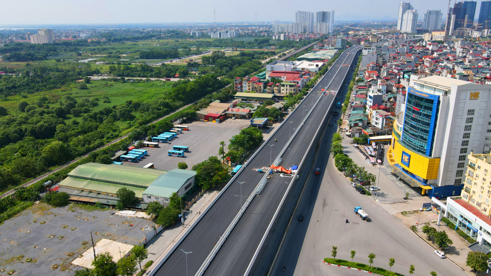 Cận cảnh đường Vành đai 3 trên cao nối cầu Thăng Long - Mai Dịch đã hoàn thành 90% - Ảnh 11