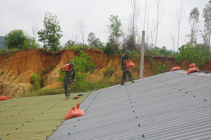 Ảnh hưởng bão số 5, gió lốc làm tốc mái hàng chục ngôi nhà ở Thừa Thiên Huế - Ảnh 2