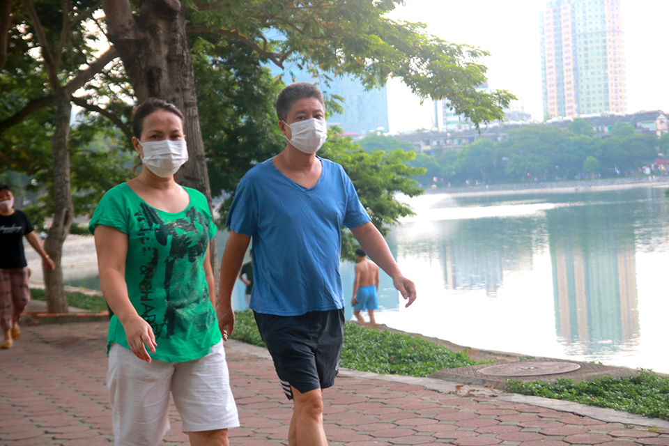 Hà Nội: Người dân đeo khẩu trang nơi công cộng - Phòng bệnh hơn chữa bệnh - Ảnh 7
