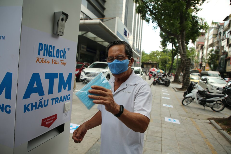 Cận cảnh ATM phát khẩu trang miễn phí cho người dân Hà Nội - Ảnh 14