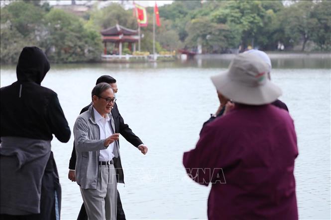 Thủ tướng Nhật Bản Suga Yoshihide đi dạo hồ Hoàn Kiếm - Ảnh 5