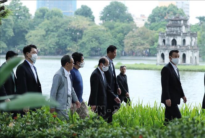 Thủ tướng Nhật Bản Suga Yoshihide đi dạo hồ Hoàn Kiếm - Ảnh 7