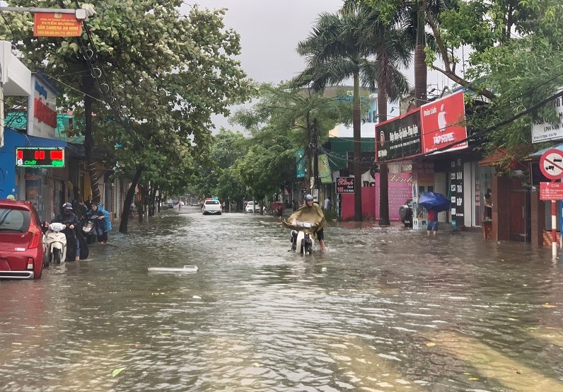 Các tuyến đường lớn tại TP Hà Tĩnh bị ngập sâu, giao thông bị chia cắt sau bão số 5 - Ảnh 4