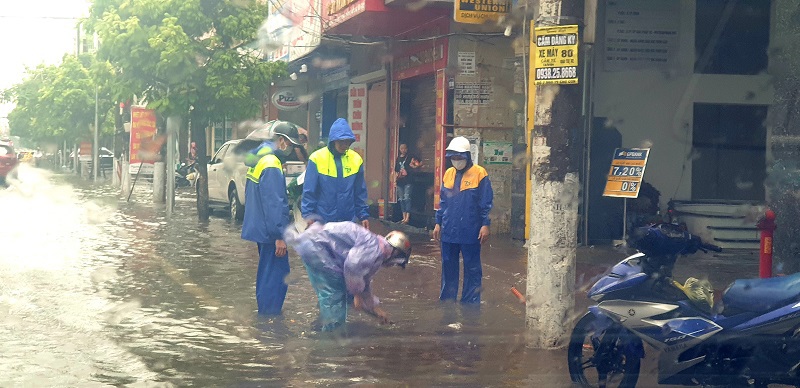 Nhiều tuyến phố ở Hải Phòng ngập sâu sau trận mưa lớn - Ảnh 2