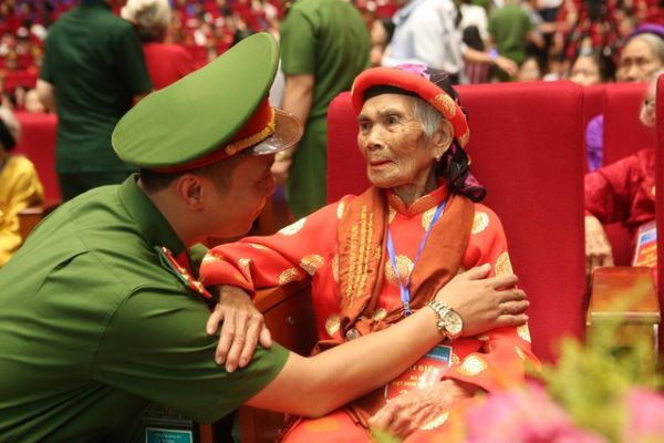 Tri ân 300 Mẹ Việt Nam Anh hùng toàn quốc năm 2020 - Ảnh 1