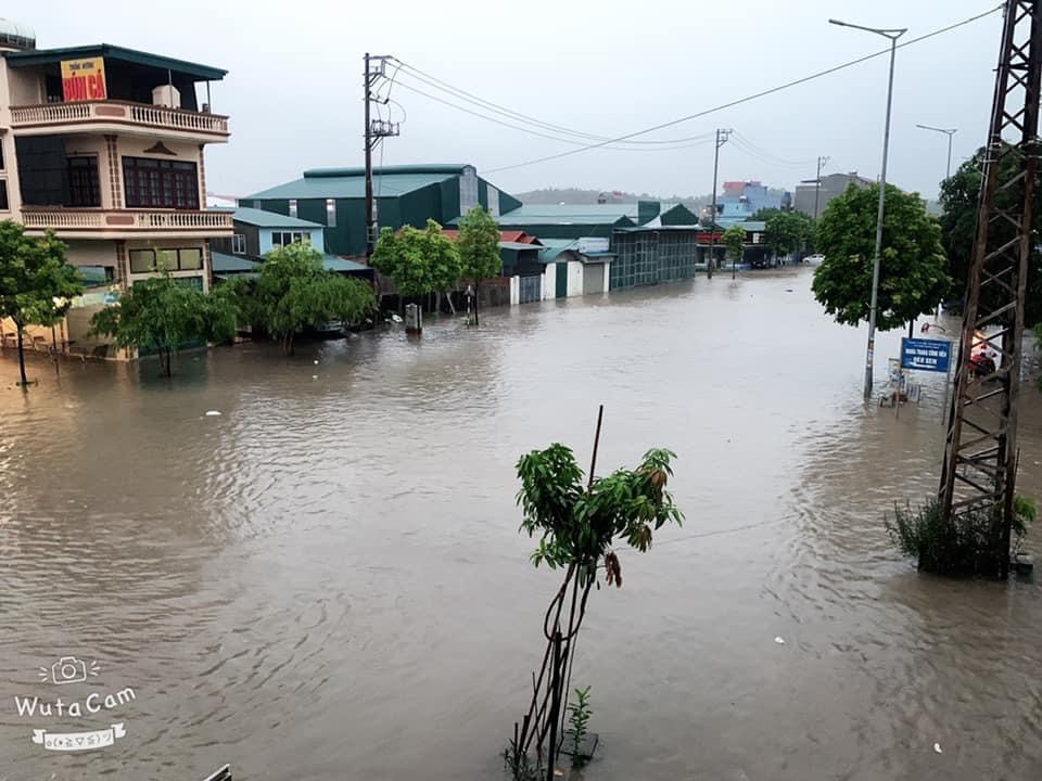 [Ảnh] Mưa lớn gây ngập lụt cục bộ tại nhiều điểm ở Hạ Long - Ảnh 5