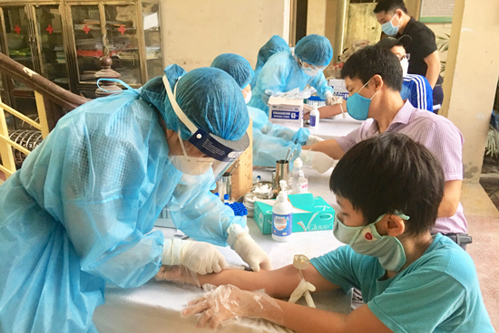 Hà Đông: Hơn 4.500 người đi từ Đà Nẵng đang được lấy mẫu xét nghiệm nhanh - Ảnh 2
