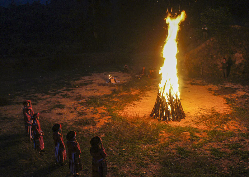 Độc đáo lễ hội nhảy lửa của tộc người Pà Thẻn - Ảnh 3
