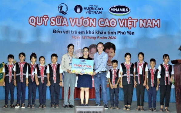 Quỹ sữa vươn cao Việt Nam và Vinamilk trao tặng 83.400 ly sữa cho trẻ em khó khăn - Ảnh 1