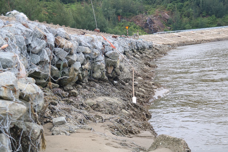 Hà Tĩnh: Hàng trăm mét kè chắn sóng bị sạt lở sau bão số 5 - Ảnh 2