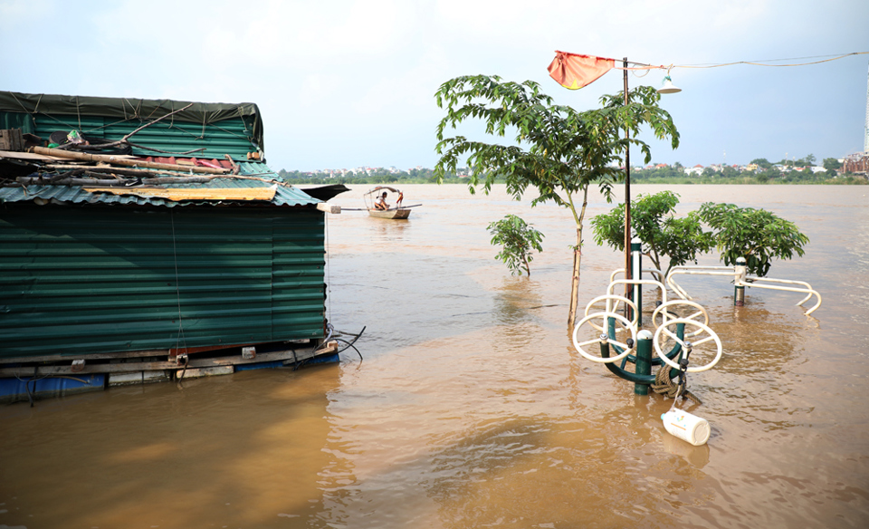Hà Nội: Nước sông Hồng dâng cao, người dân gặp khó - Ảnh 12