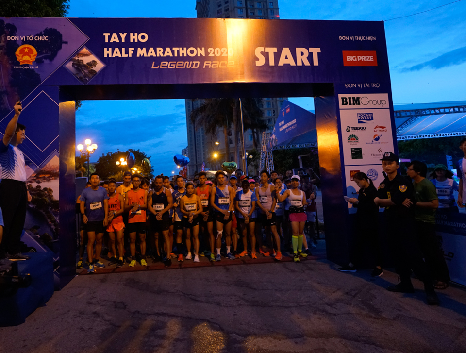 Nhà vô địch SEA Games 30 phô diễn sức mạnh tại giải Tay Ho Half Marathon - Ảnh 7