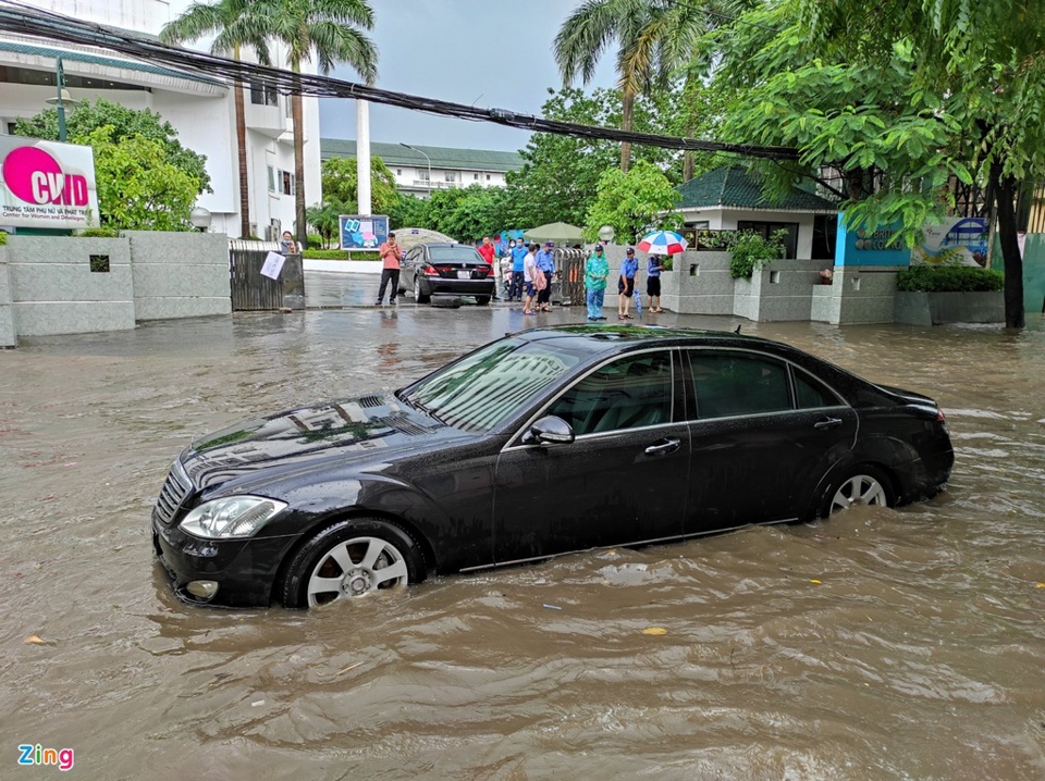 Sau trận mưa lớn, Hà Nội ngập sâu tại một số khu vực nội thành - Ảnh 23