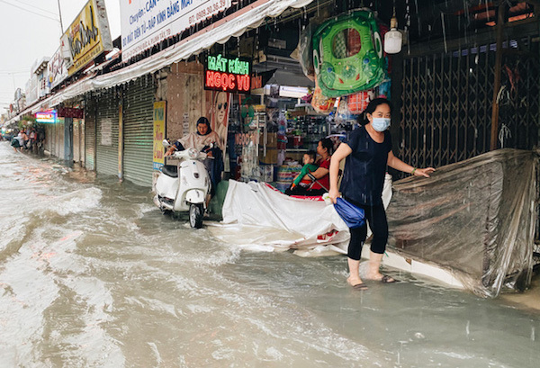 TP Hồ Chí Minh: Thủ Đức ngập nặng sau mưa lớn - Ảnh 4