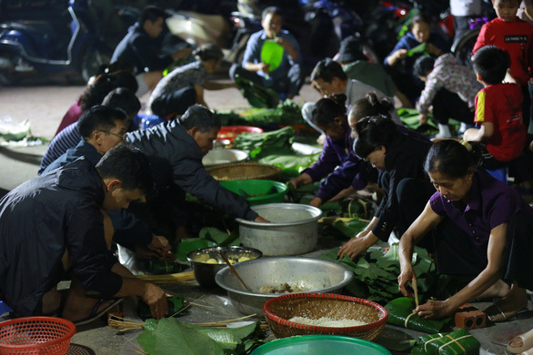 Cảm động bánh chưng nghĩa tình, "gói yêu thương" gửi đồng bào vùng lũ miền Trung - Ảnh 2