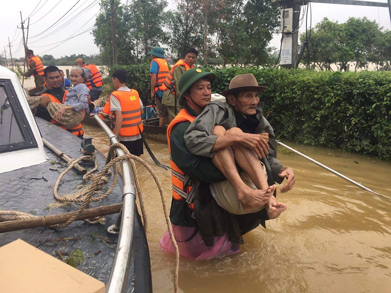 Lũ lụt miền Trung: Lũ vượt mốc lịch sử, 8 người thiệt mạng - Ảnh 2
