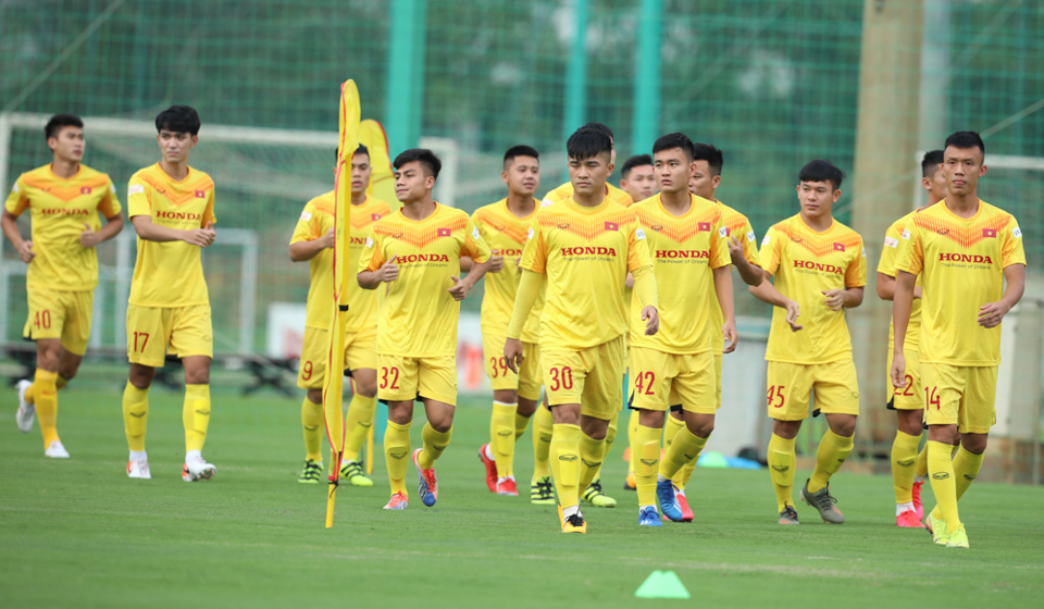 [Ảnh] Trợ lý Lee Young-jin "bắt tay chỉ việc", thầy Park có những ghi chép đầu tiên về U22 Việt Nam - Ảnh 1