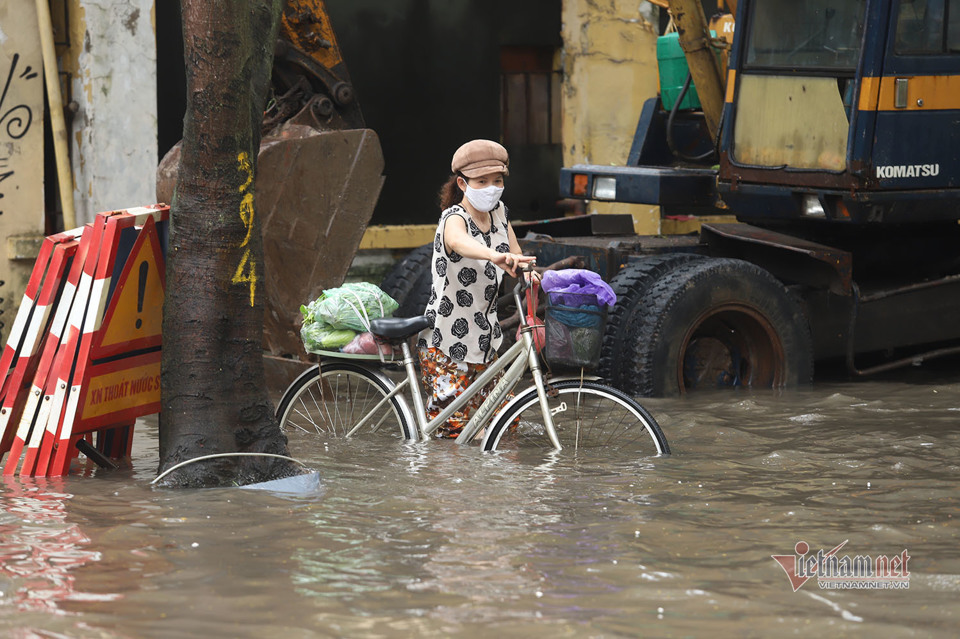 Sau trận mưa lớn, Hà Nội ngập sâu tại một số khu vực nội thành - Ảnh 27