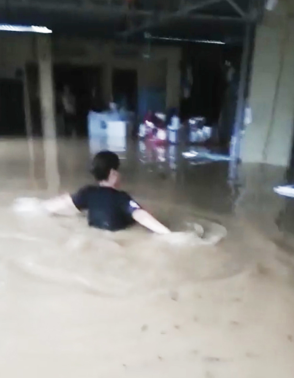 [Ảnh] Mưa lớn gây ngập lụt cục bộ tại nhiều điểm ở Hạ Long - Ảnh 8