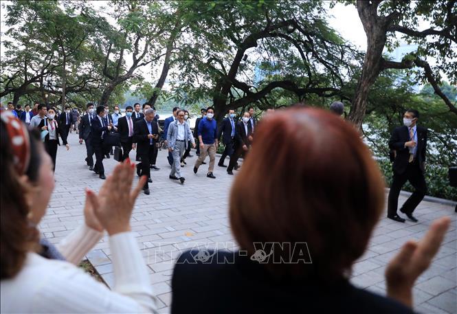 Thủ tướng Nhật Bản Suga Yoshihide đi dạo hồ Hoàn Kiếm - Ảnh 8