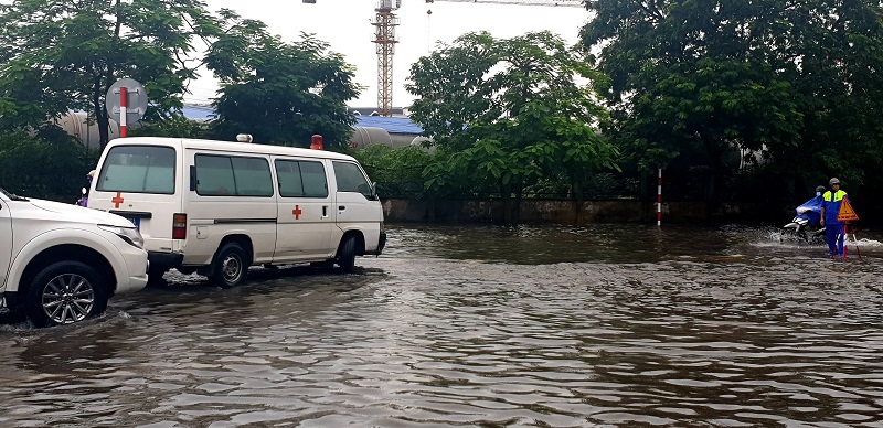 Nhiều tuyến phố ở Hải Phòng ngập sâu sau trận mưa lớn - Ảnh 6