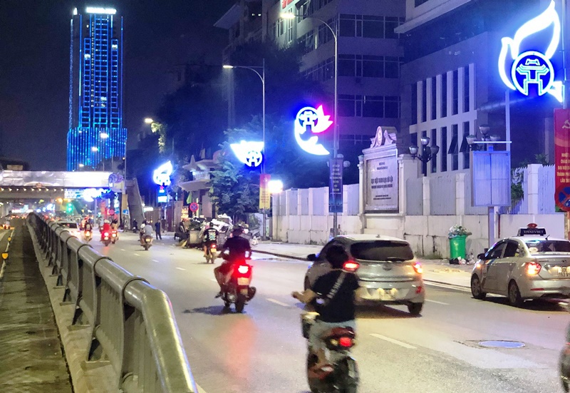 Trang trí đèn chiếu sáng tuyến đường Nguyễn Trãi: Tạo mỹ quan đô thị - Ảnh 3