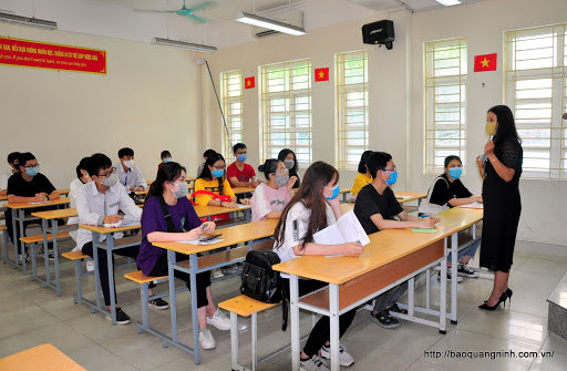 Quảng Ninh: Thiếu đề thi, thí sinh ngồi đợi hàng giờ đồng hồ - Ảnh 1