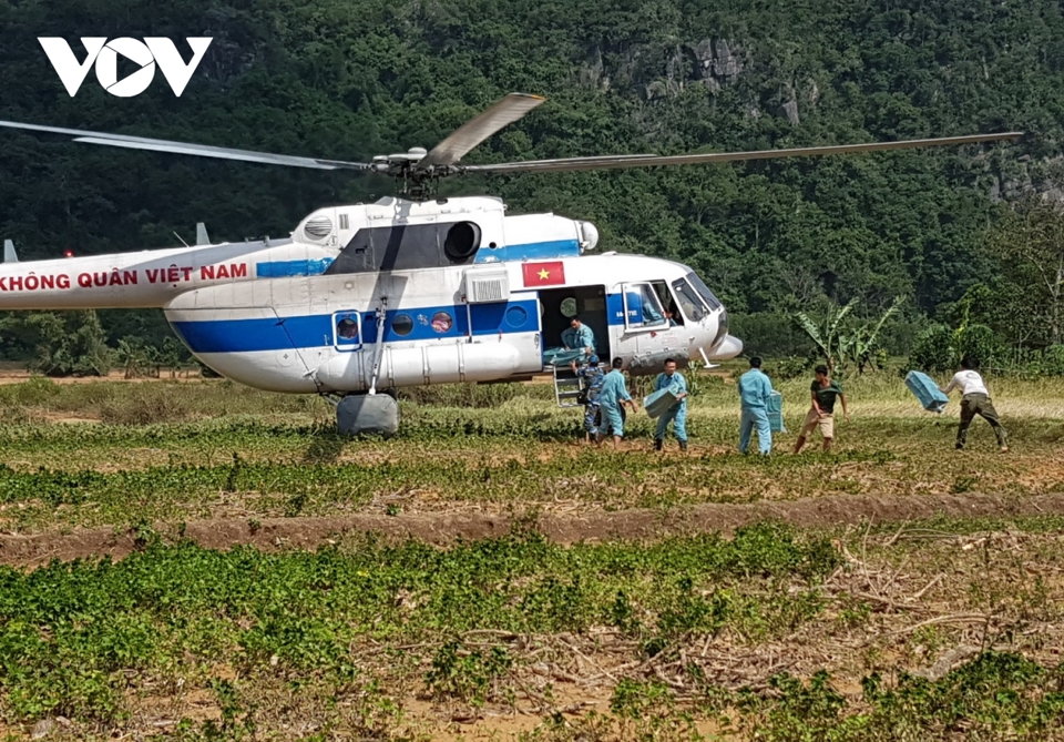 Máy bay trực thăng chuyển hàng hóa cứu trợ xã bị cô lập do mưa lũ ở Quảng Trị - Ảnh 5