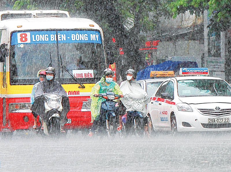 [Hà Nội trong tôi] Hà Nội - nhịp sống trong mưa - Ảnh 1