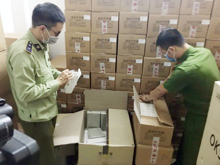 Phát hiện hàng trăm thùng thực phẩm chức năng, mỹ phẩm nhập lậu tại Hà Nội - Ảnh 1