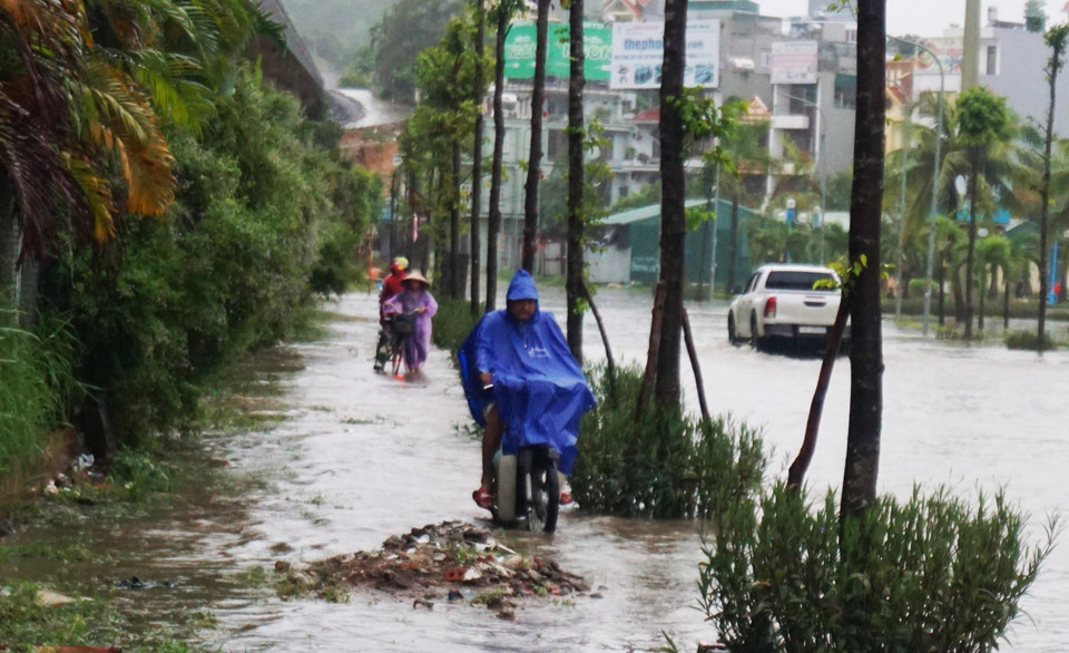 [Ảnh] Mưa lớn gây ngập lụt cục bộ tại nhiều điểm ở Hạ Long - Ảnh 10