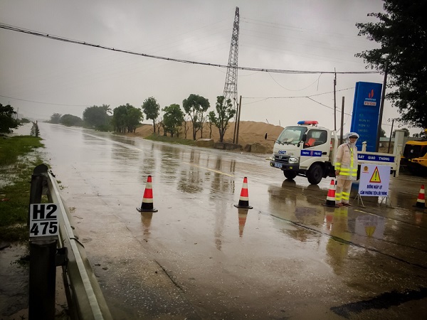 Hà Tĩnh: Nước lũ tiếp tục dâng cao, quốc lộ 1A có điểm ngập sâu cả mét - Ảnh 1