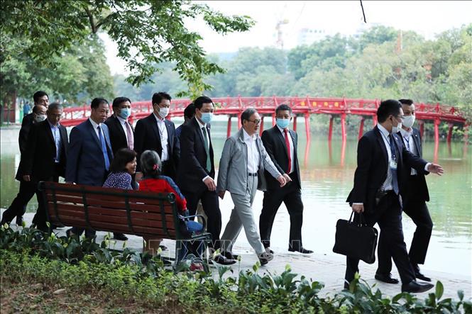 Thủ tướng Nhật Bản Suga Yoshihide đi dạo hồ Hoàn Kiếm - Ảnh 4