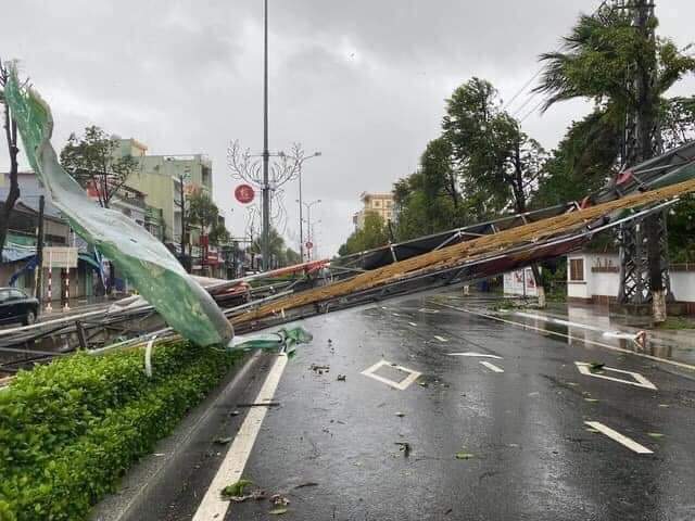 Bão hoành hành ở Quảng Nam- Quảng Ngãi, lũ lên nhanh, nguy cơ sạt lở lớn, nhiều người thương vong - Ảnh 26