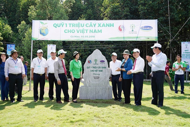 Vinamilk và Quỹ 1 triệu cây xanh cho Việt Nam trồng cây tại nhiều địa danh lịch sử - Ảnh 1