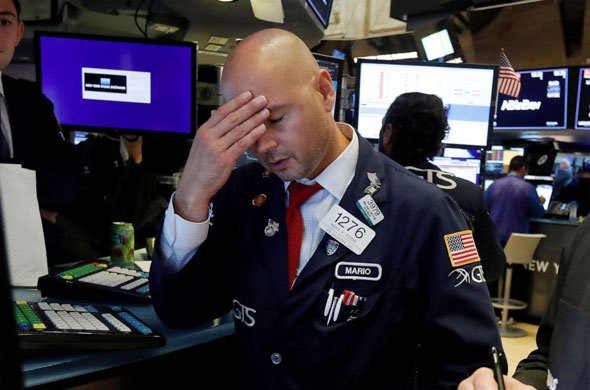 Chứng khoán Mỹ bất ngờ lao dốc, Dow Jones bốc hơi hơn gần 1.000 điểm - Ảnh 1