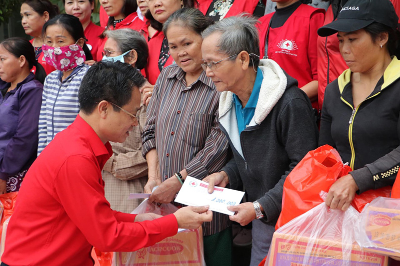 Hội Chữ thập đỏ Hà Nội tiếp tục kêu gọi cộng đồng chung tay hỗ trợ người dân miền Trung - Ảnh 2