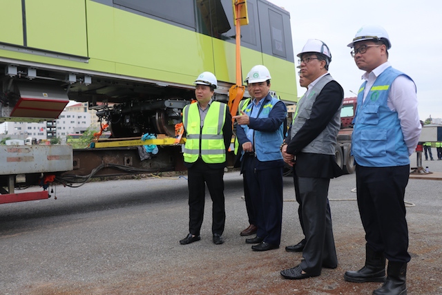 Phó Chủ tịch UBND TP Nguyễn Thế Hùng kiểm tra việc lắp đặt đoàn tàu đường sắt Nhổn - Ga Hà Nội - Ảnh 1