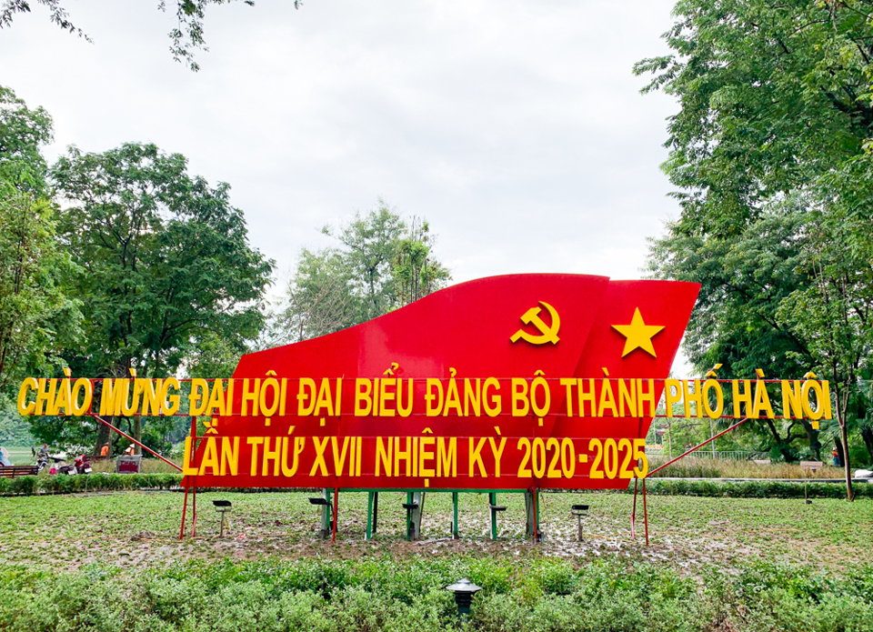 [Ảnh] Hà Nội rực rỡ cờ đỏ, pano chào mừng Đại hội đại biểu lần thứ XVII Đảng bộ thành phố - Ảnh 1
