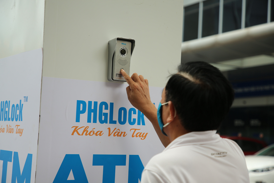 Cận cảnh ATM phát khẩu trang miễn phí cho người dân Hà Nội - Ảnh 13