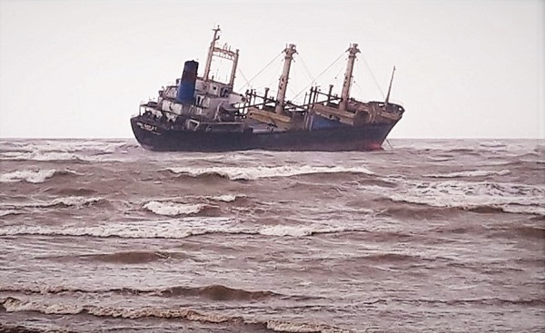 Giải cứu thành công 16 thuyền viên gặp nạn trên vùng biển Hà Tĩnh - Ảnh 1
