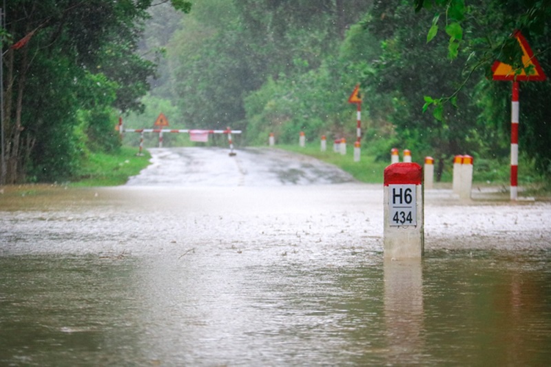 Hà Tĩnh: Nước lũ lên mức báo động, nhiều địa phương bị cô lập - Ảnh 1