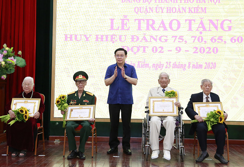 Bí thư Thành ủy Vương Đình Huệ trao Huy hiệu Đảng cho các đảng viên quận Hoàn Kiếm - Ảnh 1