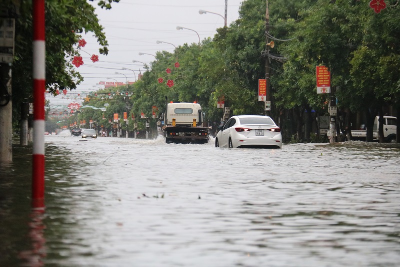 Các tuyến đường lớn tại TP Hà Tĩnh bị ngập sâu, giao thông bị chia cắt sau bão số 5 - Ảnh 9