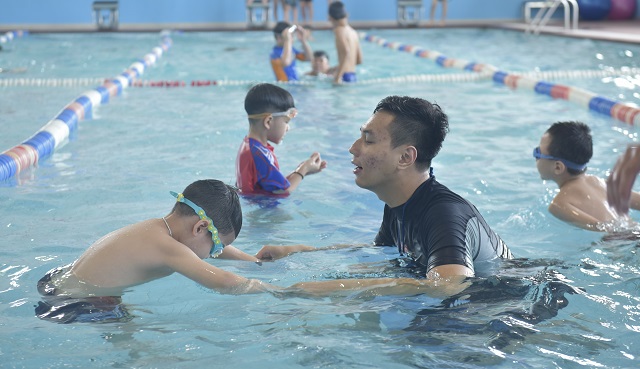 Cho trẻ học bơi ngày hè - Ảnh 1