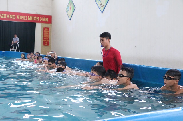 Học sinh hứng thú với học bơi dịp Hè - Ảnh 1